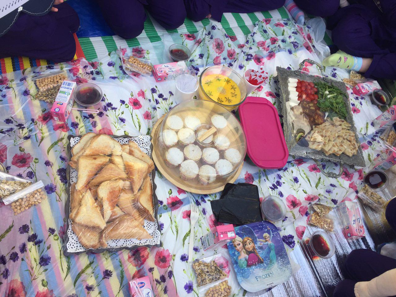 برگزاری سفره سلامت در دبستان باران اندیشه سال 95